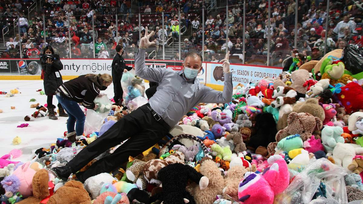 Хокейний клуб отримав 52 тисячі іграшок прямо під час гри - фото 1