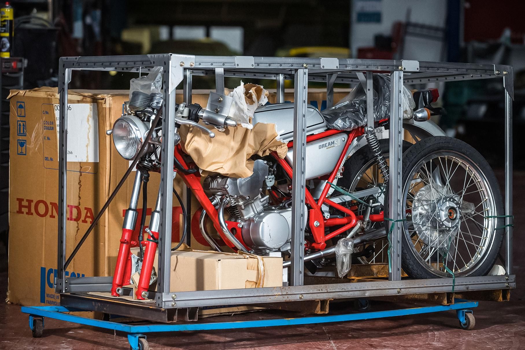 Мотоцикл простояв у заводській упаковці 24 роки - фото 1