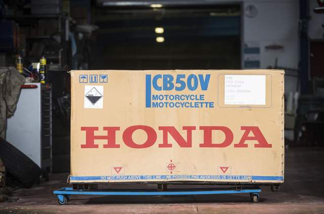 24 роки простояв у заводській упаковці: з молотка пустять мотоцикл Honda - фото 493945