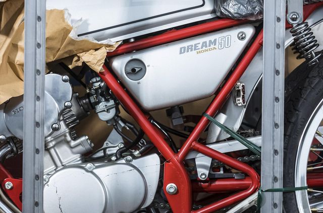 24 роки простояв у заводській упаковці: з молотка пустять мотоцикл Honda - фото 493947