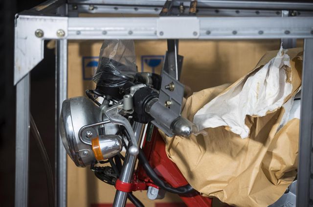 24 роки простояв у заводській упаковці: з молотка пустять мотоцикл Honda - фото 493948