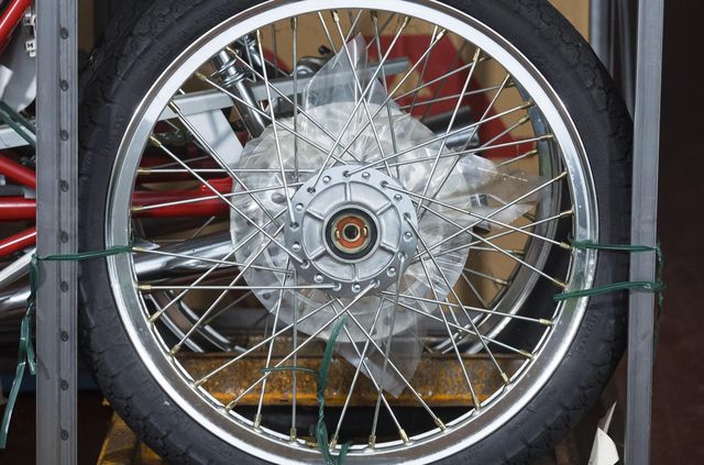 24 роки простояв у заводській упаковці: з молотка пустять мотоцикл Honda - фото 493952