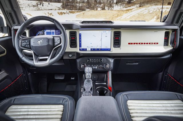 Ford пустить з молотка унікальний Bronco, побудований для Папи Римського - фото 493969