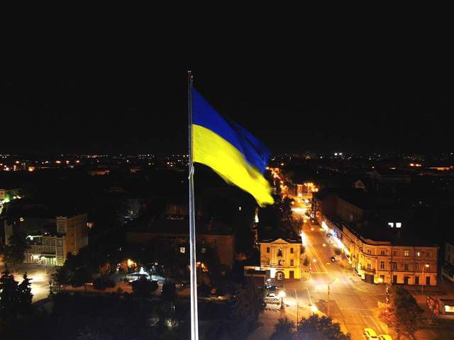 1992 – національний синьо-жовтий прапор Верховною Радою України затверджено Державним Прапором України - фото 494086