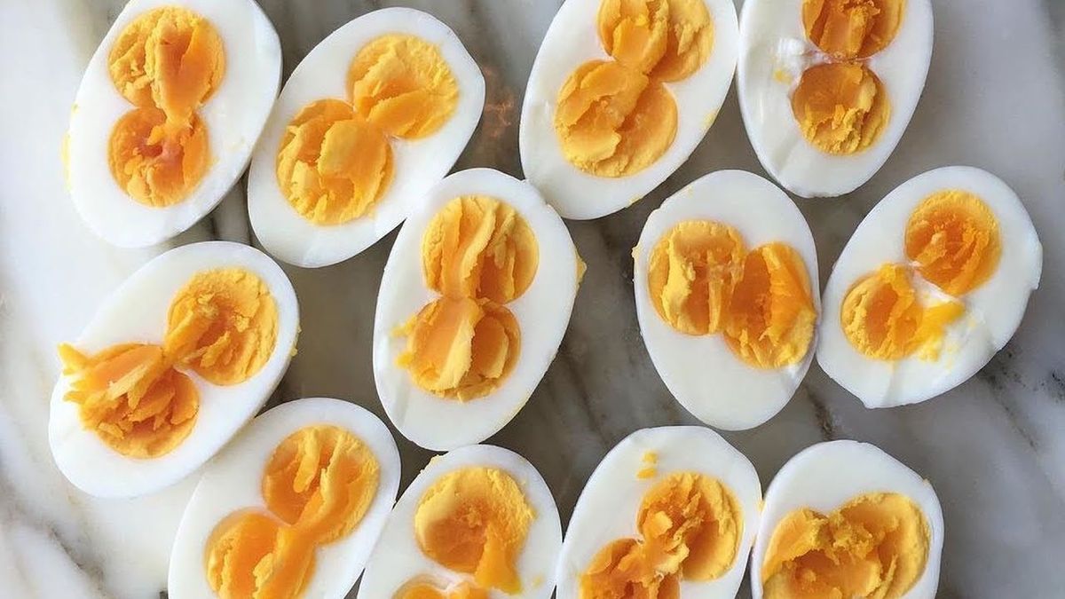 Чи можна їсти яйця з подвійними жовтками: пояснення експертів - фото 1