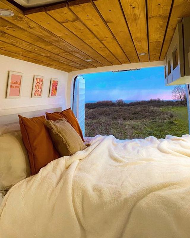 Британська пара перетворила старий фургон на стильний будинок на колесах - фото 494115