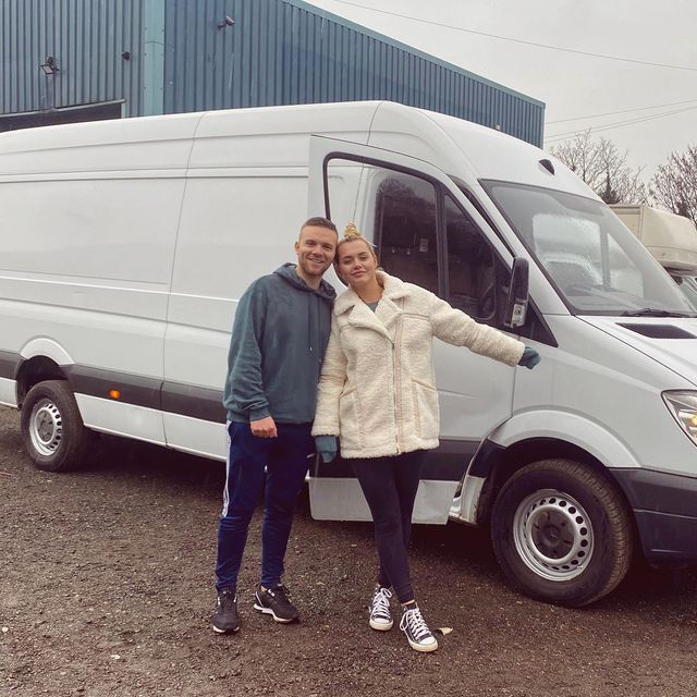 Британська пара перетворила старий фургон на стильний будинок на колесах - фото 494116