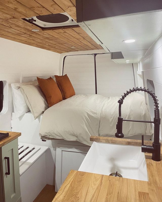 Британська пара перетворила старий фургон на стильний будинок на колесах - фото 494117