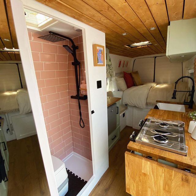 Британська пара перетворила старий фургон на стильний будинок на колесах - фото 494118