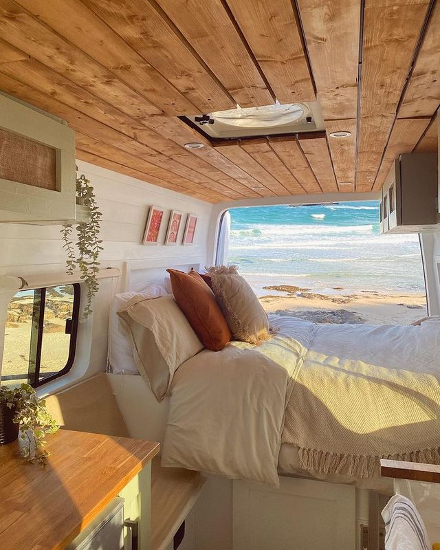Британська пара перетворила старий фургон на стильний будинок на колесах - фото 494119