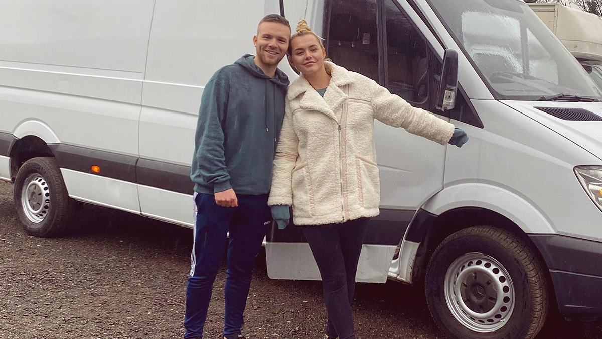 Британська пара перетворила старий фургон на стильний будинок на колесах - фото 1