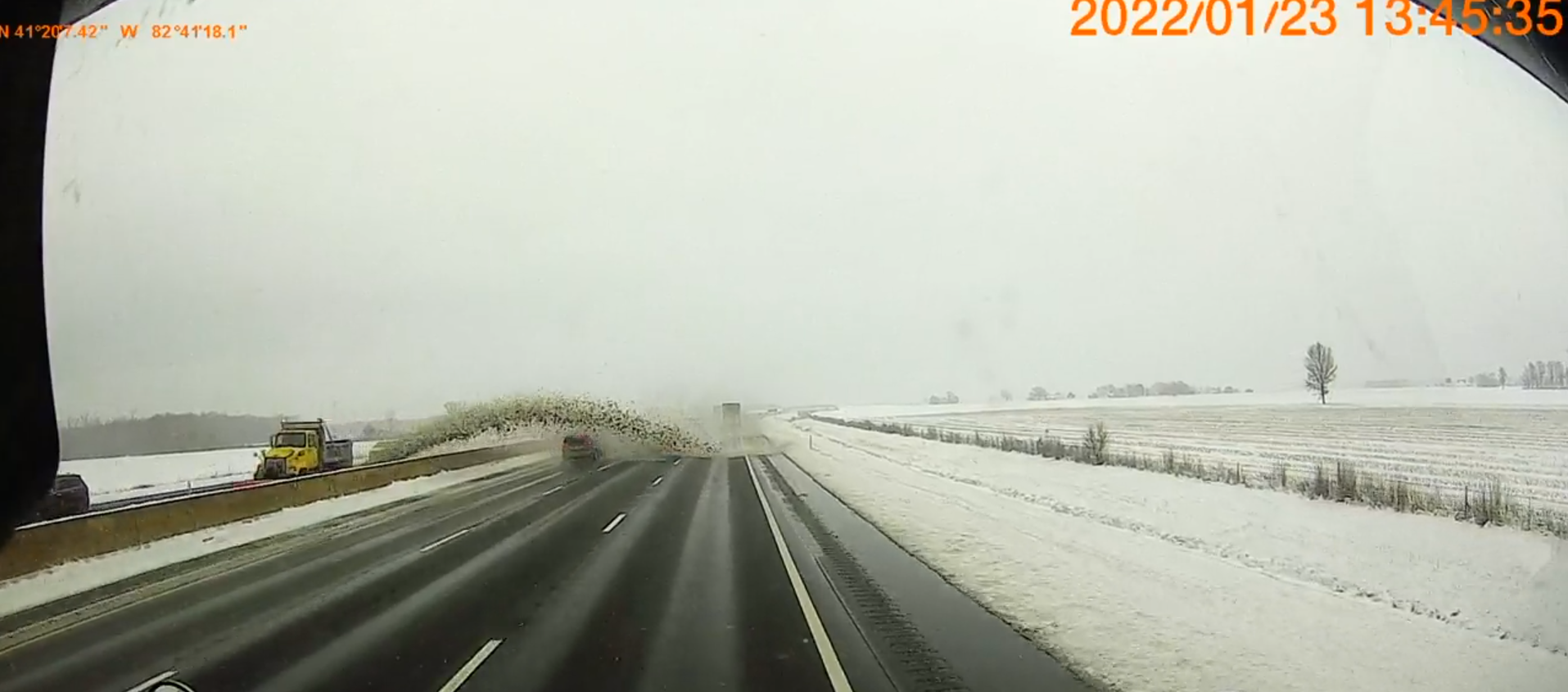 Неуважний водій снігоприбиральника розтрощив понад 40 машин: відео масштабної аварії - фото 1