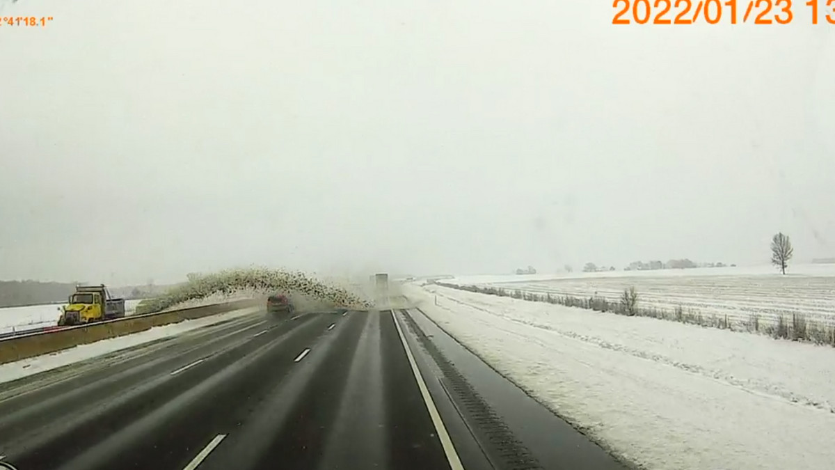 Неуважний водій снігоприбиральника розтрощив понад 40 машин: відео масштабної аварії - фото 1