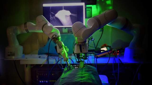 Робот-хірург провів першу самостійну операцію - фото 494164
