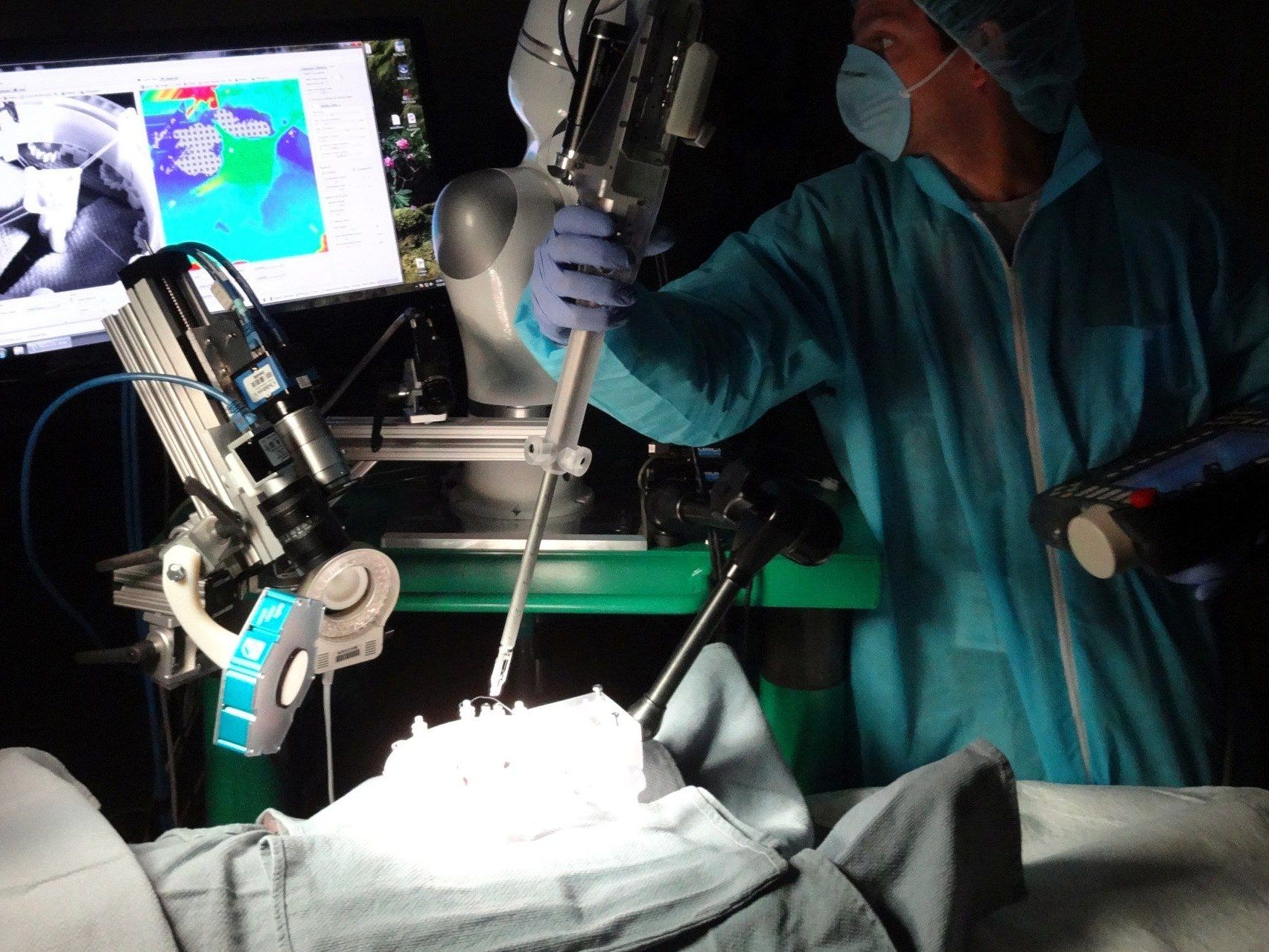 Робот-хірург провів першу самостійну операцію: фотофакт