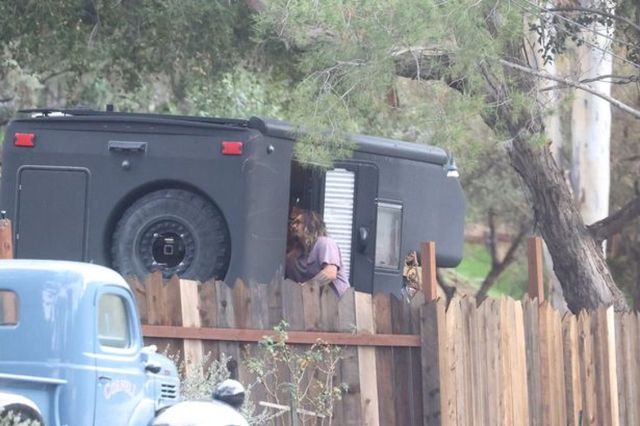 Джейсон Момоа після розлучення живе у фургоні - фото 494168