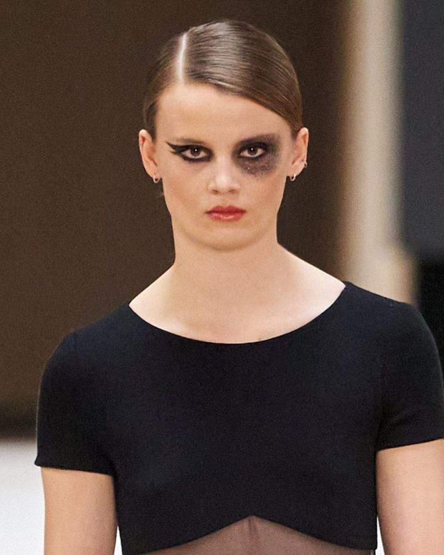 Кінь на подіумі та романтизація насильства: Chanel вщент розкритикували у мережі - фото 494179