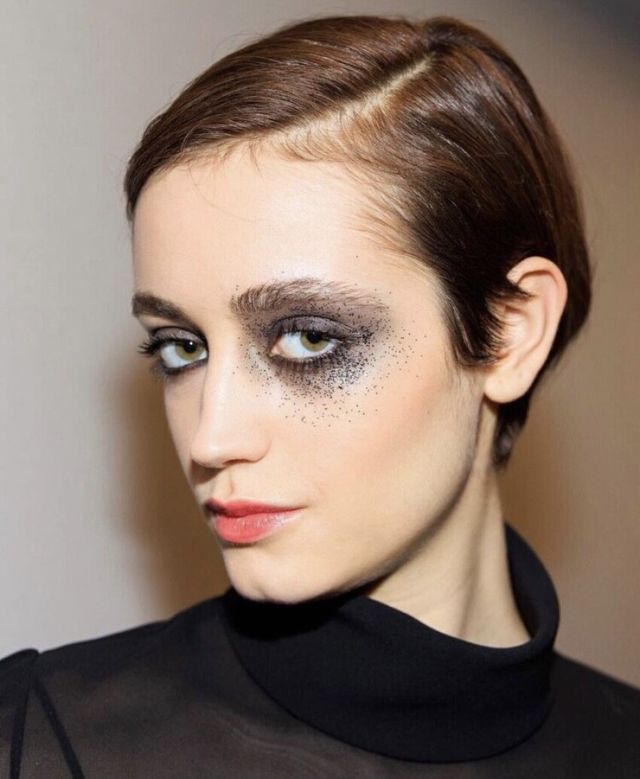 Кінь на подіумі та романтизація насильства: Chanel вщент розкритикували у мережі - фото 494180