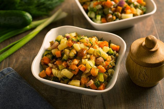 Як приготувати салат сільський з грибами- фото 494261