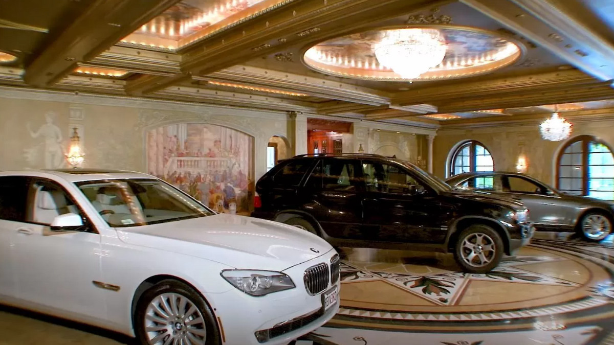 Власники цього особняка паркують свої авто прямо у бальному залі за 2 мільйони доларів - фото 1