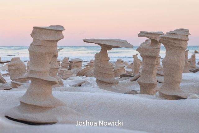 На американському пляжі з'явилися піщані 'шахи', які створив вітер - фото 494296
