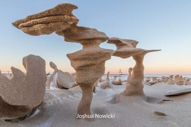 На американському пляжі з'явилися піщані 'шахи', які створив вітер - фото 494297