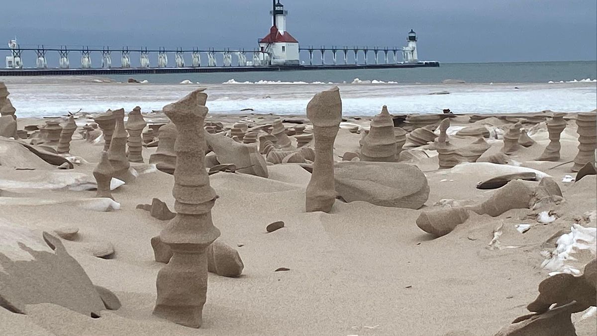 На американському пляжі з'явилися піщані "шахи", які створив вітер - фото 1