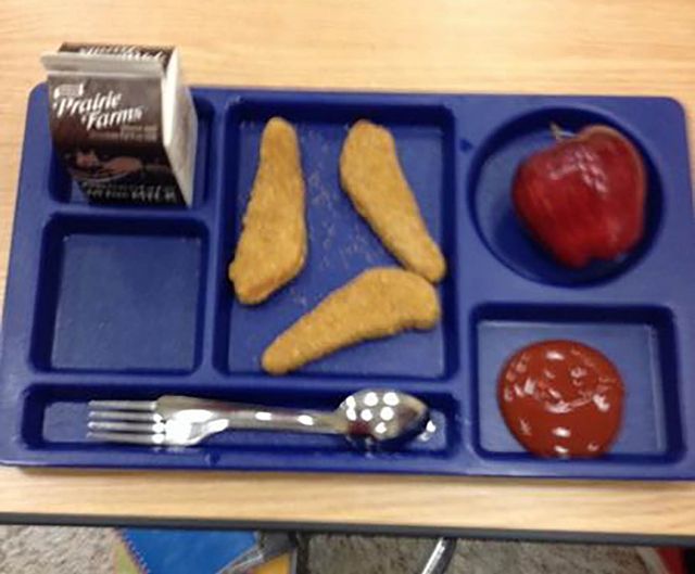 15 фото жахливих шкільних обідів у США, від яких зникає апетит - фото 494317
