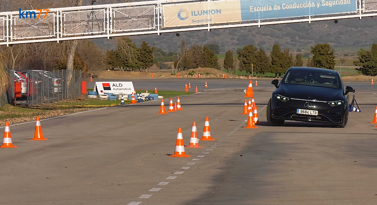 Mercedes-Benz EQS показав погані результати під час "лосиного" тесту: відео заїзду - фото 1