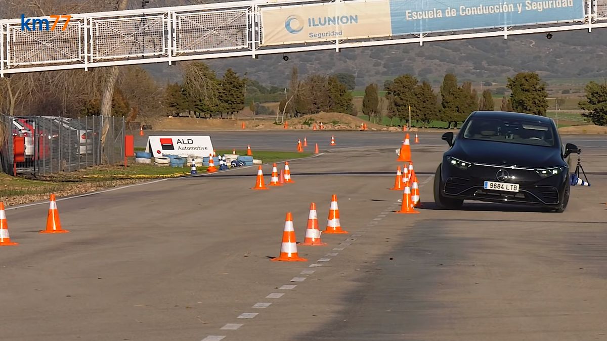 Mercedes-Benz EQS показав погані результати під час "лосиного" тесту: відео заїзду - фото 1