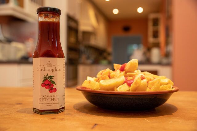 У Єлизавети II з'явився власний бренд кетчупу та коричневого соусу - фото 494465