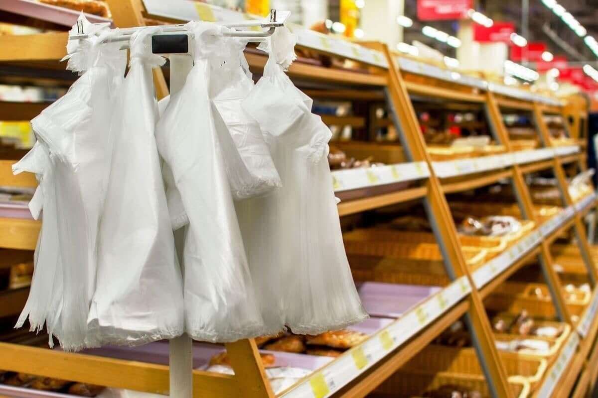 З 1 лютого в Україні стрімко зростуть ціни на одноразові пакети: скільки тепер платитимемо - фото 1