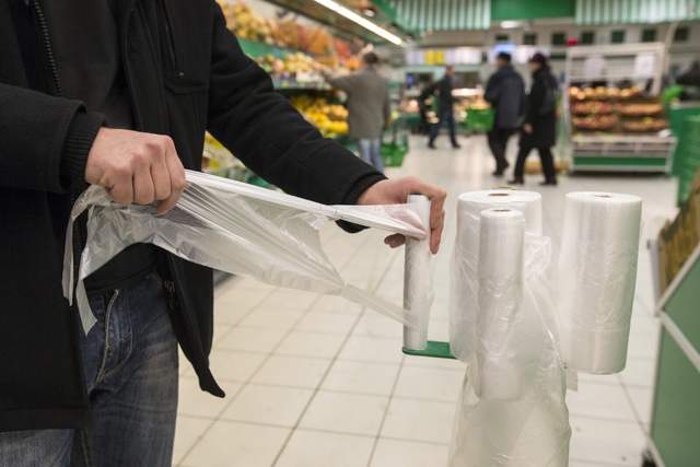 З 1 лютого в Україні стрімко зростуть ціни на одноразові пакети: скільки тепер платитимемо - фото 494474