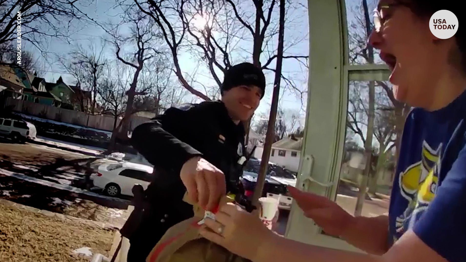 Їжу замість кур'єра доставив поліцейський - фото 1