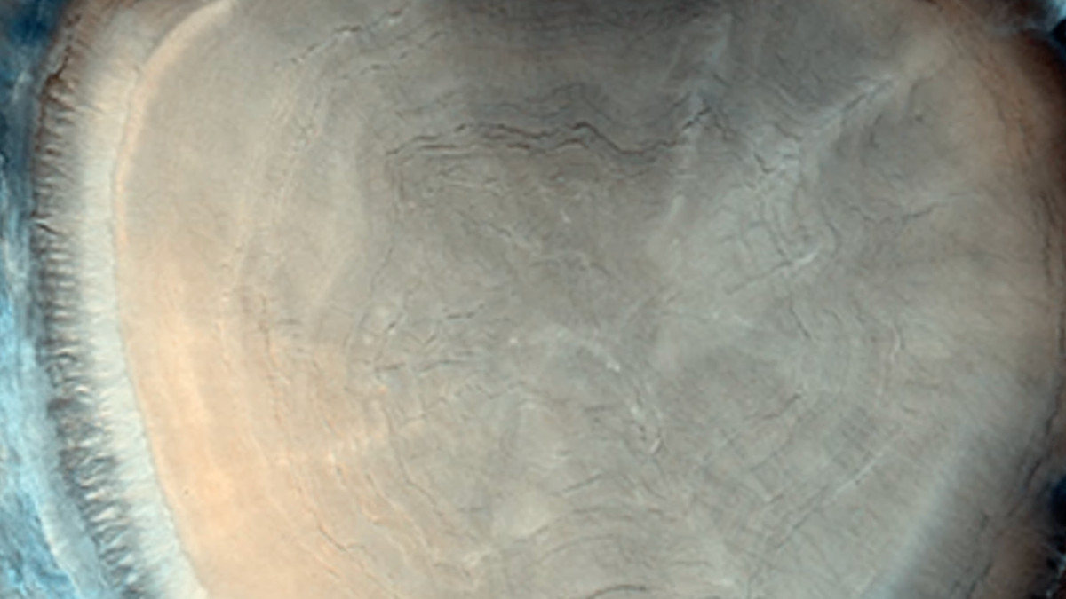 Оптична ілюзія на Марсі: зонд зняв рівнину, яка схожа на гігантського пня з кільцями - фото 1