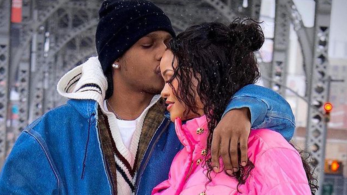 Ріанна стане мамою вперше: папараці підловили вагітну співачку під час прогулянки