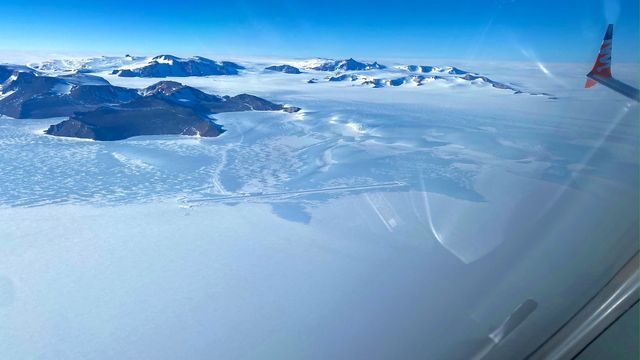 Як виглядає крижана злітно-посадкова смуга в Антарктиді очима пілота: відео посадки - фото 494602