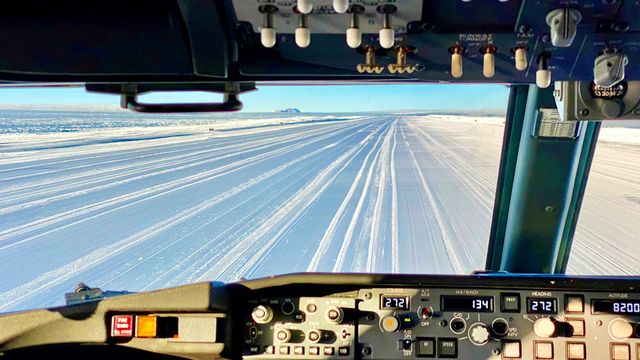 Як виглядає крижана злітно-посадкова смуга в Антарктиді очима пілота: відео посадки - фото 494605