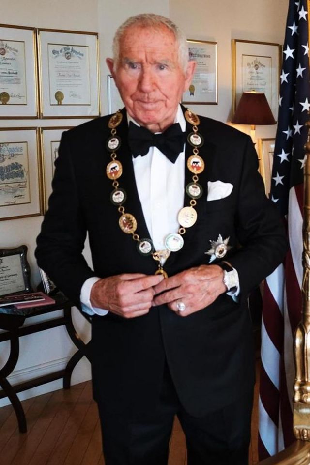 Німецький аристократ усиновив дорослого чоловіка: для чого він це зробив - фото 494612