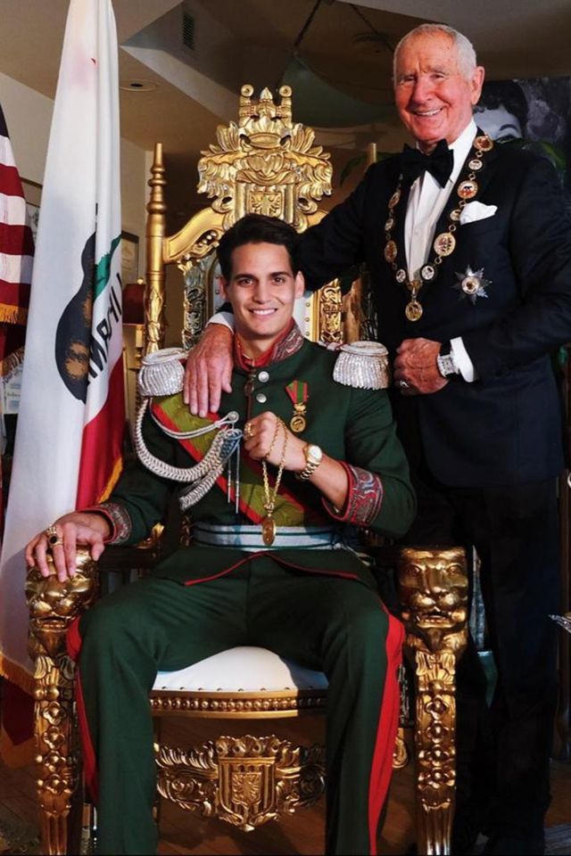 Німецький аристократ усиновив дорослого чоловіка: для чого він це зробив - фото 494613