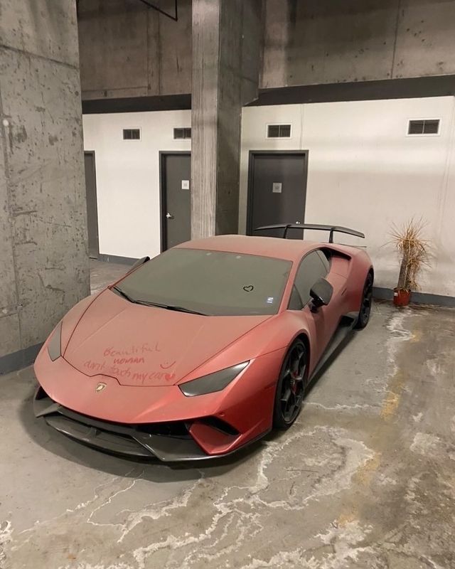У Канаді виявили гіперкар Lamborghini Huracan, який припадає пилом на стоянці - фото 494761