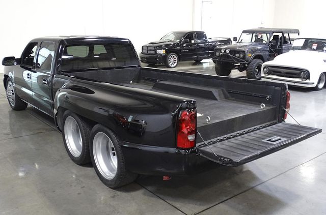 Шестиколісного гіганта Chevrolet Silverado з 1400-сильним двигуном показали на фото - фото 494948