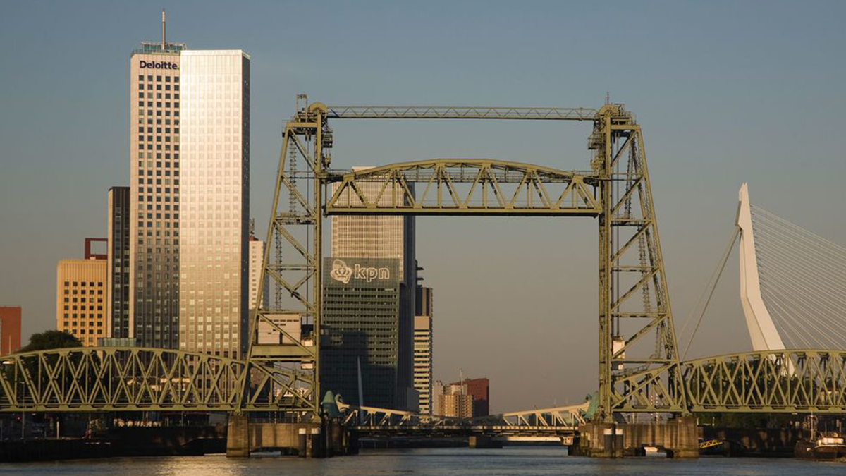 У Нідерландах розберуть історичний міст, аби під ним пройшла яхта Джеффа Безоса