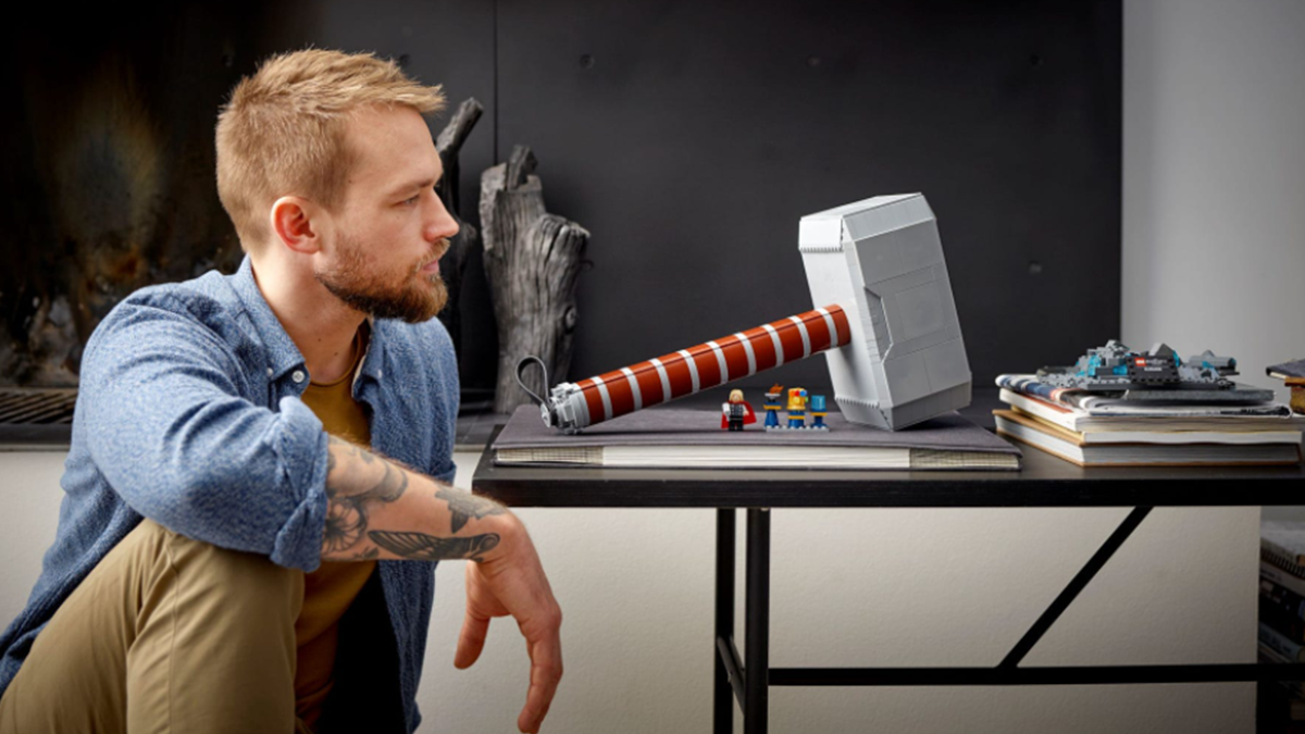 LEGO випустить новий набір з півметровим молотом Тора