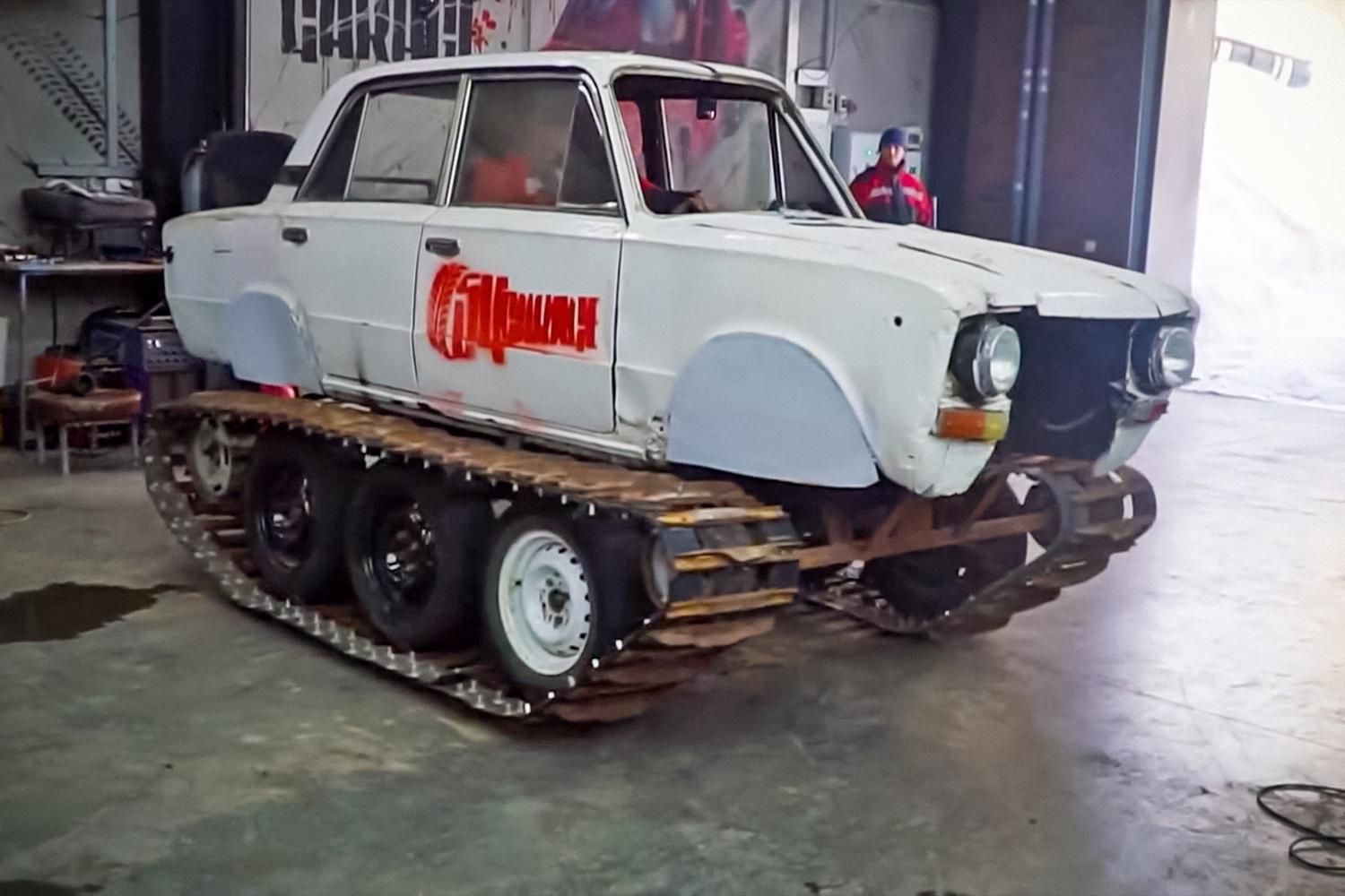 Ентузіасти поставили Жигулі на позашляхову гусеничну платформу: дивіться відео