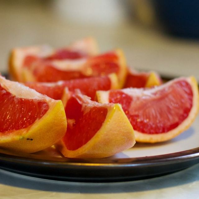 Медики нагадали про корисні властивості сезонного грейпфрута- фото 495385