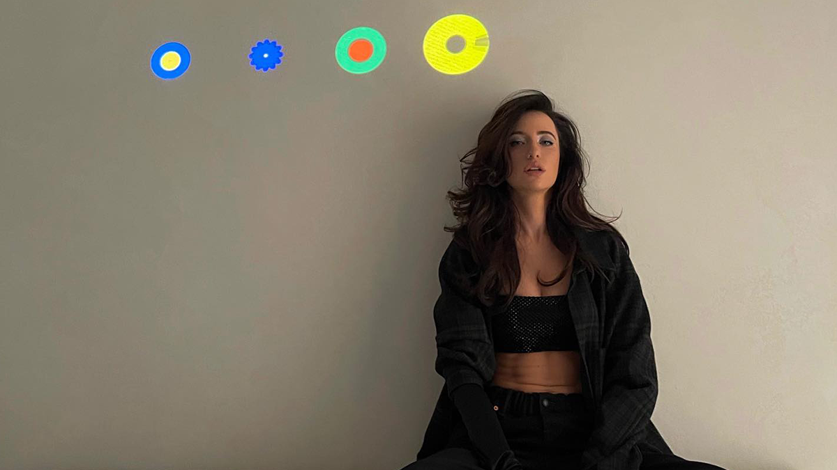 Розкута Надя Дорофєєва повністю роздяглася перед камерою: спекотне фото