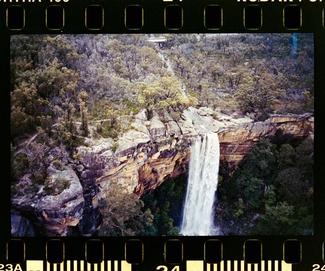 Австралієць прикріпив плівковий фотоапарат до дрона та зробив аналогові аерофотознімки - фото 495517