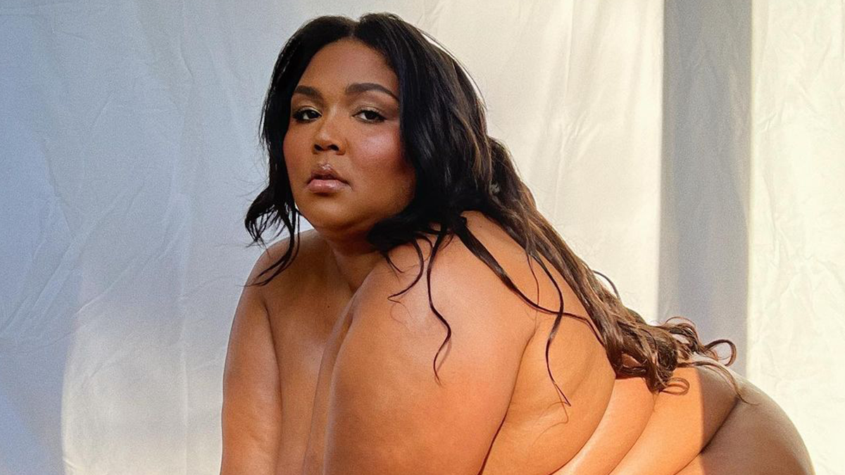Пишнотіла реперка Lizzo постала голою перед камерою на новому відео
