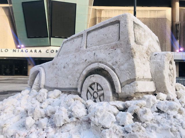 Подивіться на снігову копію Ford Bronco у натуральну величину - фото 495612